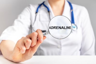 Alergolog: osoby narażone na anafilaksję powinny na wakacje zabrać adrenalinę