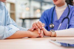 Komunikacja kliniczna w praktyce lekarza rodzinnego: od pediatrii po geriatrię i trudne diagnozy