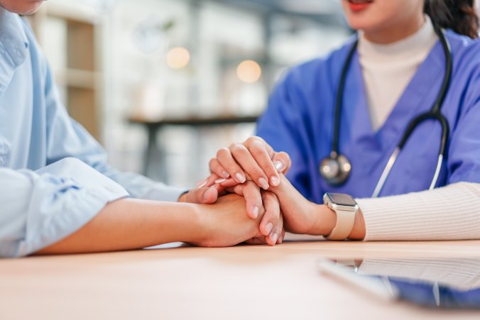 Komunikacja kliniczna w praktyce lekarza rodzinnego: od pediatrii po geriatrię i trudne diagnozy