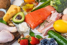 Dieta niskowęglowodanowa – korzyści i potencjalne zagrożenia