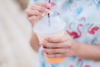 Słodzone napoje powiązano z objawami lęku u młodzieży