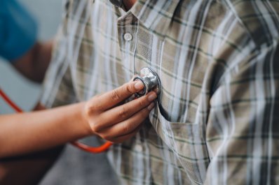 Eksperci: u osób starszych przebieg wielu infekcji jest skąpoobjawowy