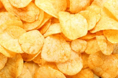 Badania: nawet jedna porcja chipsów dziennie zwiększa ryzyko demencji