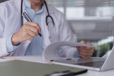 Resort zdrowia chce zbierać dane o wynagrodzeniach medyków, eksperci wskazują na ryzyka