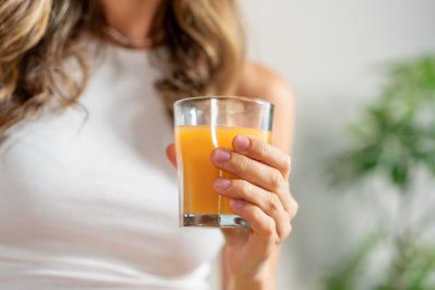 Podczas upałów woda to podstawa, jednak lepiej nawadniają mleko i soki owocowe