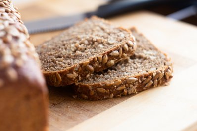 Cztery-sześć porcji produktów pełnoziarnistych dziennie wspiera zdrowie serca