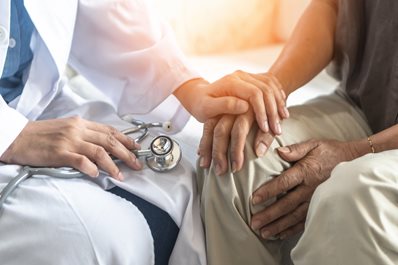 "Ręce mi się trzęsą" - kiedy podejrzewać chorobę Parkinsona?