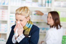 W gabinecie farmaceuty: pacjent z infekcją dróg oddechowych