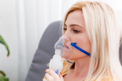Nebulizacja. Efekt kliniczny zależy od zastosowanego nebulizatora i podanego leku