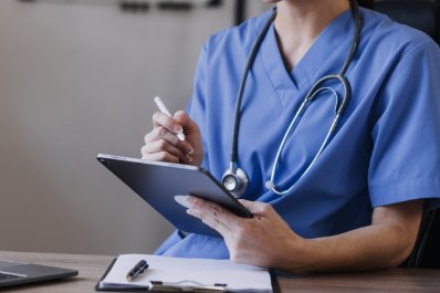 NIPiP sprzeciwia się planom zmian w wynagrodzeniach pielęgniarek i położnych