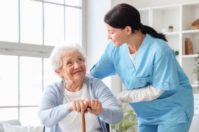 Sejm/ MRPiPS: liczba pielęgniarek zatrudnianych w DPS-ach spada