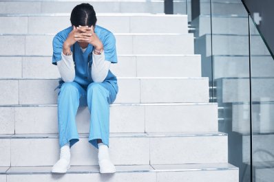 Alarmujące wyniki europejskiego badania zdrowia psychicznego pielęgniarek i lekarzy