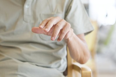 Jak unikać zaostrzeń objawów choroby Parkinsona? Żywienie, leki i rytm dnia pacjenta