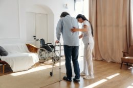 Pielęgniarka jako lider opieki nad pacjentem geriatrycznym  – kto naprawdę koordynuje leczenie seniora?