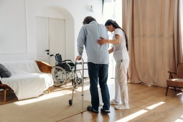 Pielęgniarka jako lider opieki nad pacjentem geriatrycznym  – kto naprawdę koordynuje leczenie seniora?