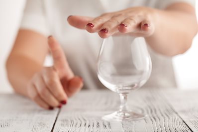 Ból głowy po alkoholu - czy można wziąć lek przeciwbólowy?