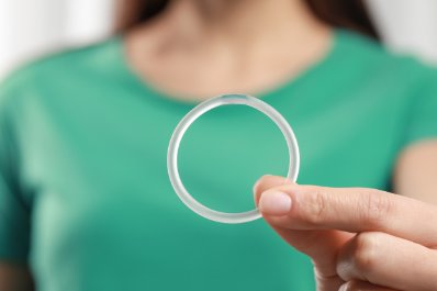 Jak stosować system terapeutyczny dopochwowy zapobiegający ciąży w postaci ringu