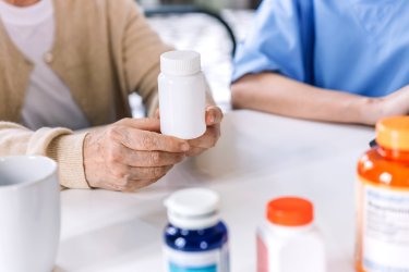 Bezpieczna farmakoterapia w domu – rola pielęgniarki w kontroli przyjmowania leków przez seniorów